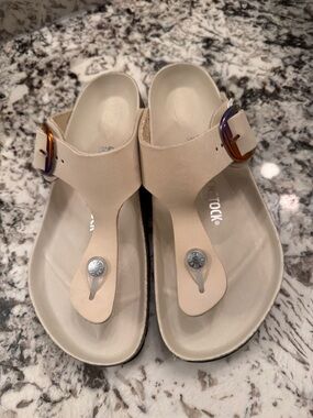 Neutral T-Strap Buckle Sandals in Ecru Everyday Slip-On..Birkenstock 
Size 40